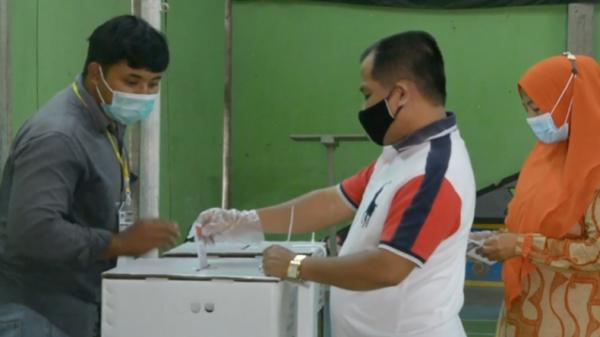 Calon Bupati Limapuluh Kota, Provinsi Sumatra Barat (Sumbar) Ferizal Ridwan menyalurkan hak suaranya. (Agung Sulistyo/iNews)