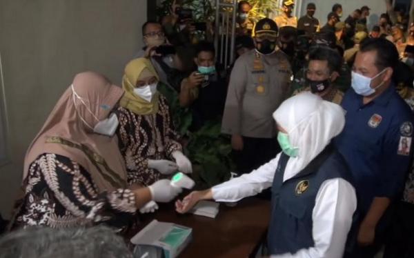 Gubernur Jawa Timur Khofifah Indar Parawansa melakukan pengecekan kesiapan TPS di Kabupaten Malang, Selasa (8/12/2020. (iNews.id/Deni Irwansyah)
