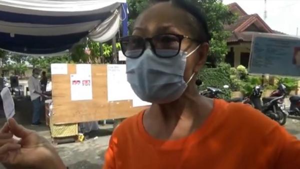 Nenek Ini Mengamuk di TPS Akhyar2 Renty boru Doloksaribu, memprotes kepada petugas KPPS di TPS 22 tempat Akhyar mencoblos karena namanya tidak terdata sebagai pemili Pilkada Kota Medan, Rabu (9/12/2020). (Foto: iNews/Said Ilham)