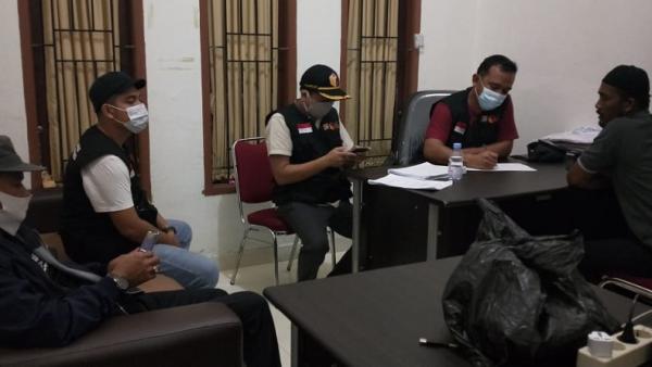 Tim Patroli Money Politics Bawaslu Indragiri hulu Tim Patroli Money Politics Bawaslu Kabupaten Indragiri Hulu, Riau berhasil mengamankan dua orang yang diduga akan melakukan serangan fajar. (Foto: Okezone/Banda Haruddin Tanjung)