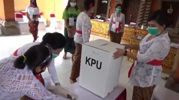 Anggota KPPS di TPS Denpasar, Bali seluruhnya perempuan (Aris Wiyanto/iNews.id)