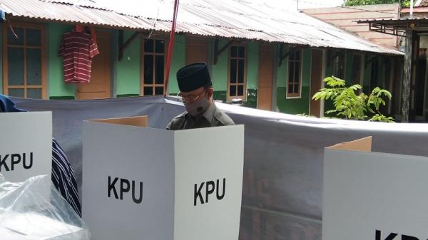 Pemungutan Suara saat Pilkada Kota Mataram2 Pemungutan Suara saat Pilkada Kota Mataram berlangsung dengan menerapkan protokol kesehatan, termasuk di TPS para calon kepala daerah mencoblos, Rabu (10/12/2020). (Foto: Pemko Mataram)