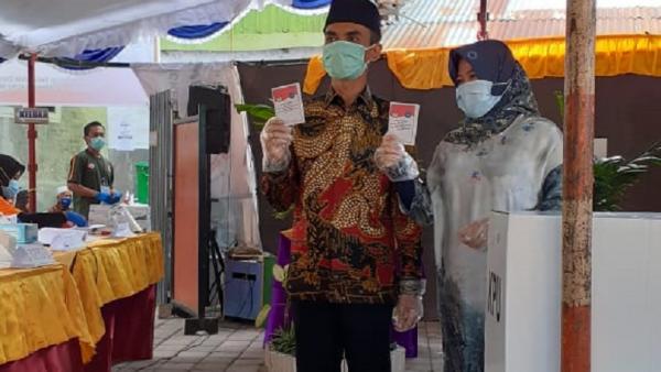 Pemungutan Suara saat Pilkada Kota Mataram3 Pemungutan Suara saat Pilkada Kota Mataram berlangsung dengan menerapkan protokol kesehatan, termasuk di TPS para calon kepala daerah mencoblos, Rabu (10/12/2020). (Foto: Pemko Mataram)