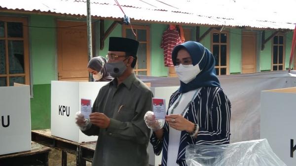 Pemungutan Suara saat Pilkada Kota Mataram berlangsung dengan menerapkan protokol kesehatan, termasuk di TPS para calon kepala daerah mencoblos, Rabu (10/12/2020). (Foto: Pemko Mataram)