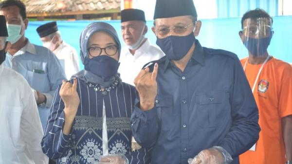 Pemungutan Suara saat Pilkada Kota Mataram berlangsung dengan menerapkan protokol kesehatan, termasuk di TPS para calon kepala daerah mencoblos, Rabu (10/12/2020). (Foto: Pemko Mataram)