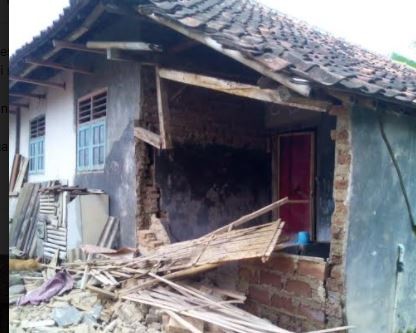 Gempa di Brebes merusak puluhan rumah di Kabupaten Kuningan, Jabar. (Foto: ist)