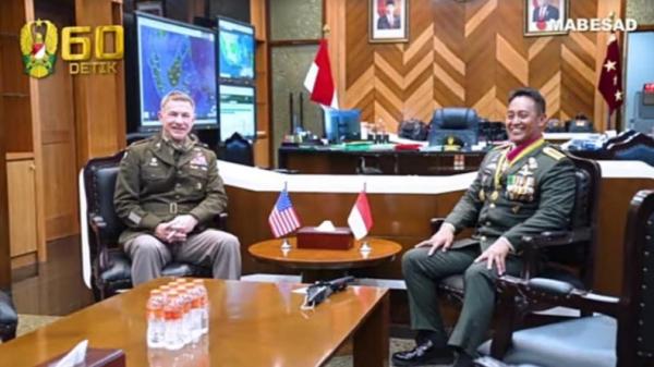 Ksad Andika KSAD Jenderal TNI Andika Perkasa (kanan) menerima kunjungan KSAD AS Jenderal James C McConville di Mabesad, Jakarta, belum lama ini. (Foto: Dispenad).