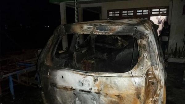 Mobil milik relawan Indah Putri Indriani dibakar Mobil milik relawan Indah Putri Indriani dibakar OTK. (Foto: Sindonews).