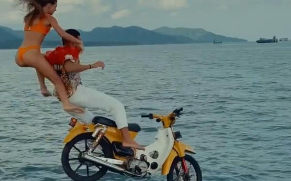 Tangkapan layar video aksi seorang blogger Rusia dan teman perempuannya terjun ke laut dengan sepeda motor ke laut Bali. (Instagram)