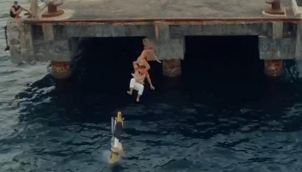 Tangkapan layar video aksi seorang blogger Rusia dan teman perempuannya terjun ke laut dengan sepeda motor ke laut Bali. (Instagram)