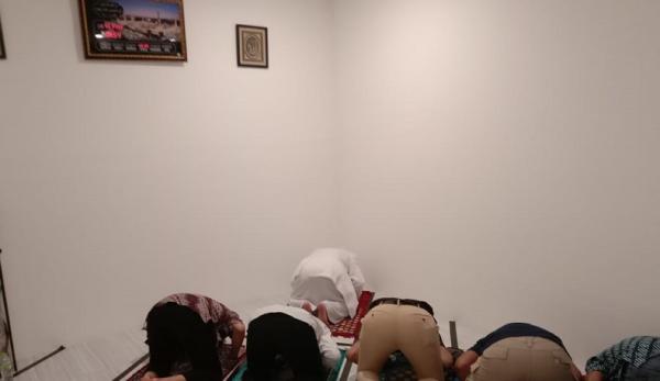 Habib Rizieq menjadi imam sholat di sela pemeriksaan polisi. (Foto ist).