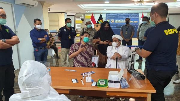 Habib Rizieq didampingi Sekum FPI Munarman menjalani rapid test di Polda Metro Jaya. (Foto: Tim MNC Portal)