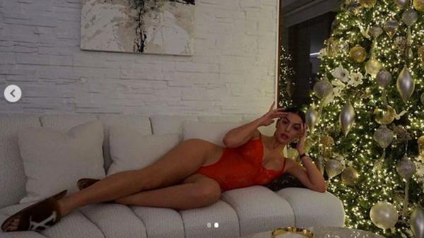 Georgina Rodriguez berpose di samping pohon Natal di kediamannya di Turin. (Foto: Instagram @georginagio)