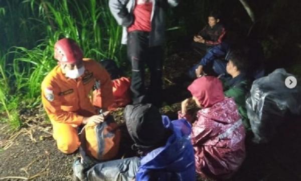 Tim SAR menemukan empat pendaki Gunung Agung Bali yang tersesat, Minggu (13/12/2020). (Foto: Basarnas Bali
