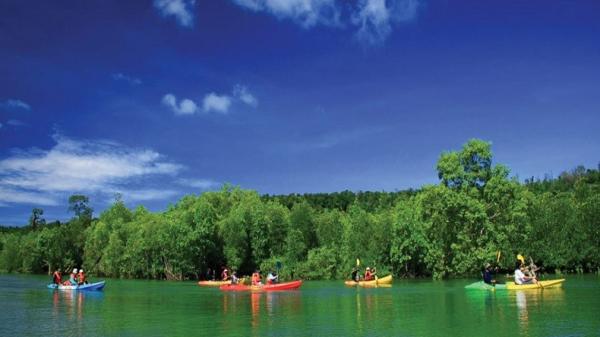 Bea dan Cukai Denpasar musnahkan barang sitaan senilai Rp2 miliar, Selasa (15/12/2020). (iNews.id/Indira Arri)