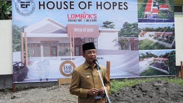 Acara peletakan batu pertama pembangunan rumah singgah atau house of hope di Turide Barat, Kelurahan Turide, Kecamatan Sandubaya, Kota Mataram, NTB. (Foto: Pemkot Mataram)