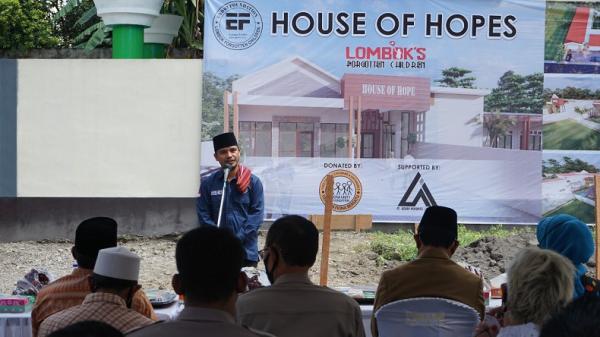 Acara peletakan batu pertama pembangunan rumah singgah atau house of hope di Turide Barat, Kelurahan Turide, Kecamatan Sandubaya, Kota Mataram, NTB. (Foto: Pemkot Mataram)