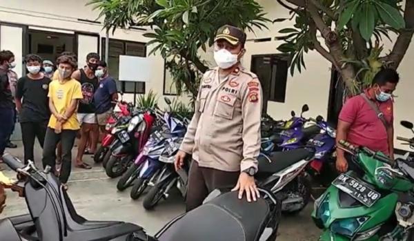 Polsek Kota Singaraja mengamankan 10 remaja pelaku balapan liar di Buleleng. (iNews.id/Pande Wismaya)