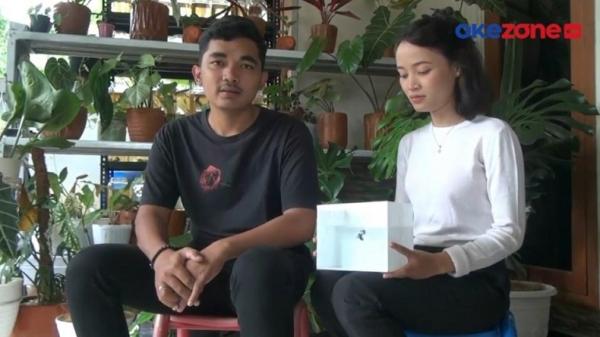Rizki dan istri Indri menunjukkan ikan cupang Blue Rim yang jadi mahar pernikahan. (Foto: Okezone)