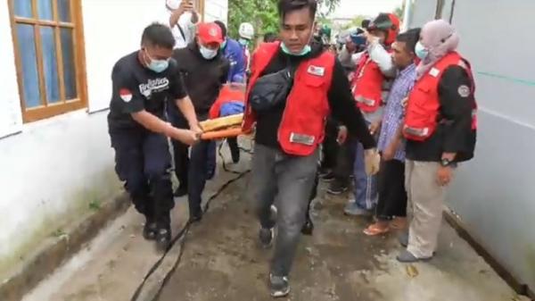 korban tewas terpeleset ke ngarai sianok Petugas mengevakuasi jenazah korban dari dasar jurang Ngarai Sianok, Kota Bukittinggi, Sumbar, Rabu (16/12/2020). (Foto: iNews/Wahyu Sikumbang)