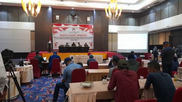 Sejumlah Komisioner KPU Kota Ternate membacakan hasil akhir rekapitulasi penghitungan suara Pilwali Kota Ternate, Rabu (16/9/2020). (Foto: iNews/Dedi F Delano)