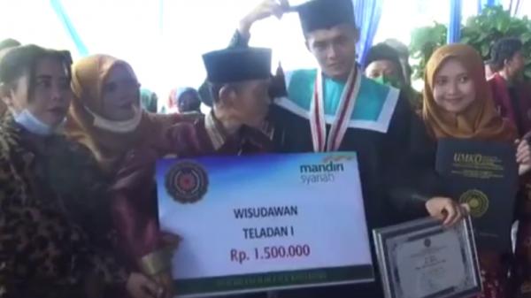 Jefri, mahasiswa asal Lampung Utara yang menggendong ayahnya saat hadiri wisuda (Jimi Irawan/iNews)