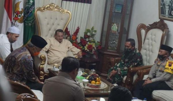 Gubernur Jateng Ganjar Pranowo dan jajaran Forkopimda Jateng saat sowan ke kediaman Habib Luthfi di Kota Pekalongan. (Foto: iNews/Suryono Sukarno)