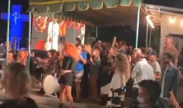 Puluhan warga negara asing menggelar party di Pretty Poison Bar di Canggu, Kuta, Bali tanpa mematuhi protokol kesehatan. (iNews.id/Bagus Alit)