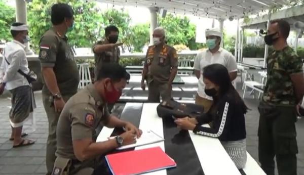 Tim gabungan mendatangi Pretty Poison Bar di Canggu, Kuta tempat puluhan warga negara asing menggelar party tanpa mematuhi protokol kesehatan. (iNews.id/Bagus Alit)
