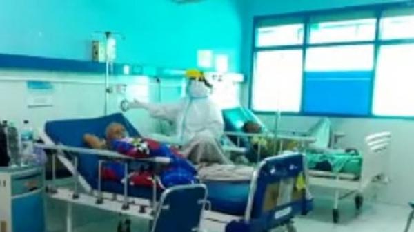 Ruang-ruang perawatan di RS rujukan Covid-19 tampak dipenuhi pasien Covid-19, Kamis (17/12/2020). (Foto: iNews/Pramono Putra)