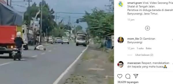 Tangkapan layar pria berserban hitam salat di tengah jalan raya. (Foto: ist)