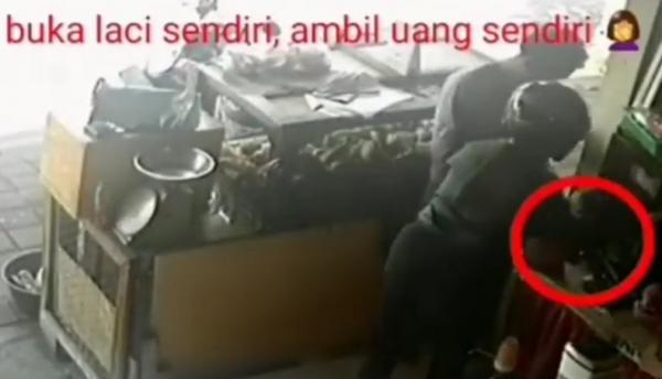 Hipnotis ubi cilembu Aksi hipnotis pelaku yang berpura-pura sebagai pembeli di kios penjual ubi cilembu di Jalan Raya Mengwi, Badung, Bali. (iNews.id/Aris Wiyanto)