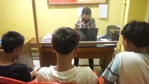 Pencuri kambing Trio pelaku pencuri kambing di Pesisir Barat Lampung. Ketiga pelaku bocah di bawah umur (Enrico Ngantung/iNews)