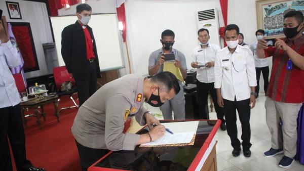 Polres Enrekang menggelar dialog kebangsaan antarumat beragama dalam rangka kebhinekaan menghadapi pandemi Covid-19 dan menciptakan kamtibmas yang kondusif menjelang Natal dan Tahun Baru 2012. (Foto: Istimewa)