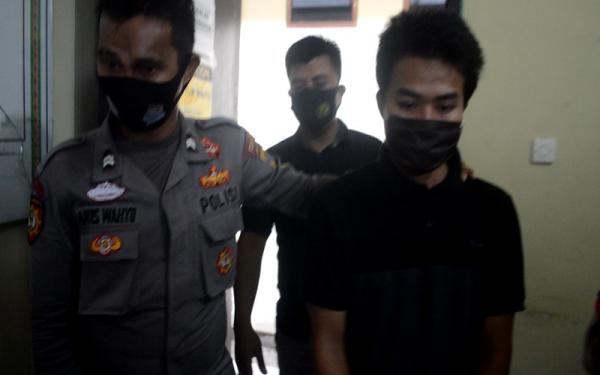 guru ngaji cekoki murid obat perangsang Guru ngaji bernama Sandy (26) yang mencabuli dua muridnya dengan modus memberikan obat perangsang hingga mengalami kejang kejang (Foto: iNews/Indra Siregar)
