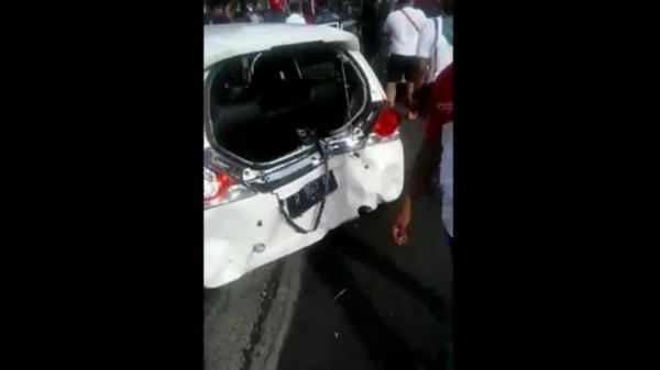 Mobil Brio yang ditabrak ambulans di Purwokerto, Kabupaten Banyumas, Jawa Tengah (Jateng), Sabtu (19/12/2020). (Foto: iNews/Saladin Ayyubi)