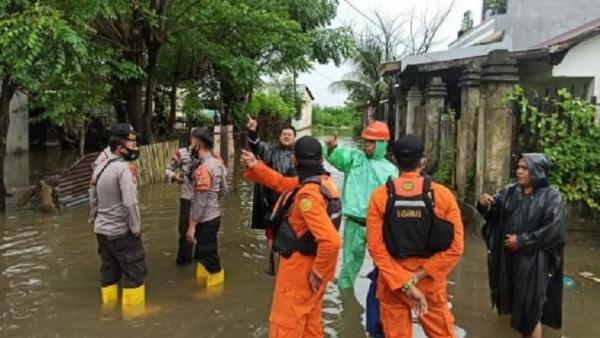 Tim SAR meninjau kawasan perumahan Perumnas Antang Blok 10, Kecamatan Manggala, untuk mengevakuasi korban banjir, Sabtu (19/12/2020). (Foto: iNews/Muhammad Nur Bone)