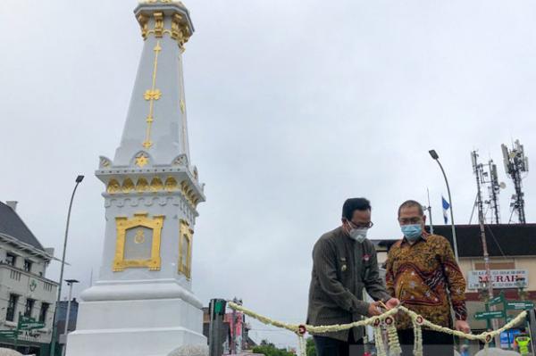 Wakil Wali Kota Yogyakarta Heroe Poerwadi (kiri) didampingi Ketua DPRD Kota Yogyakarta Danang Rudiyatmoko (kanan) meresmikan hasil penataan Simpang Tugu Yogyakarta, 18 Desember 2020. (Foto : Antara)
