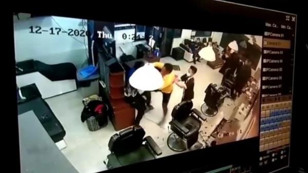 Tangkapan layar customer memukuli tukang cukur di barbershop di Bandung, Jabar. (Istimewa)