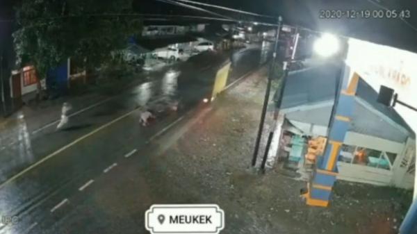 Rekaman CCTV setalah ayah di Aceh Selatan tabrak dan lindas anak hingga tewas. Pelaku kabur (Ichdar Ifan/iNews)
