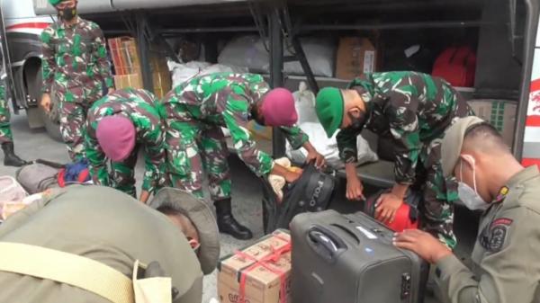 Petugas gabungan melakukan operasi cipta kondisi di Pelabuhan Bakauheni Lampung (Heri Fulistiawan/iNews)