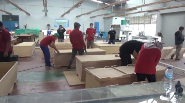 Instruktur BLK Padang membuat peti mati untuk jenazah Covid-19 (Budi Sunandar/iNews)