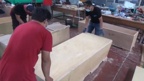 Peti mati-1 Instruktur BLK Padang membuat peti mati untuk jenazah Covid-19 (Budi Sunandar/iNews)