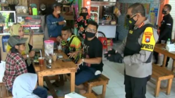 Razia Prokes Pilkades Serentak Sidoarjo Kapolresta Sidoarjo menggelar razia protokol kesehatan (Prokes) di Pilkades Serentak Sidoarjo (Pramono Putra/iNews)