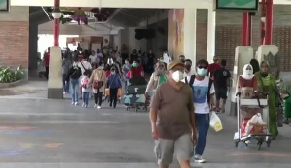 Ribuan wisatawan datang ke Bali melalui Bandara Ngurah Rai, Senin (21/12/2020). (iNews.id/Indira Arri)