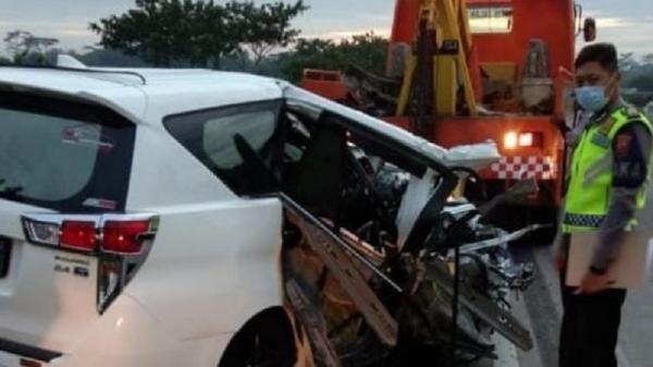 Kijang Innova ringsek akibat kecelakaan di Tol Cipali. (Foto: ist)