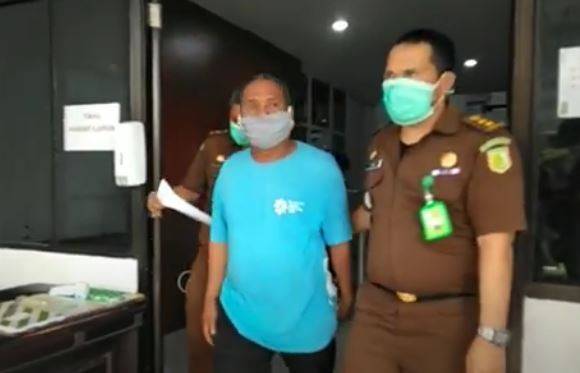 Adik kandung Bupati Pasangkayu menyerahkan diri setelah 10 tahun menjadi buronan korupsi. (Foto: iNews/Abdul Jalal)