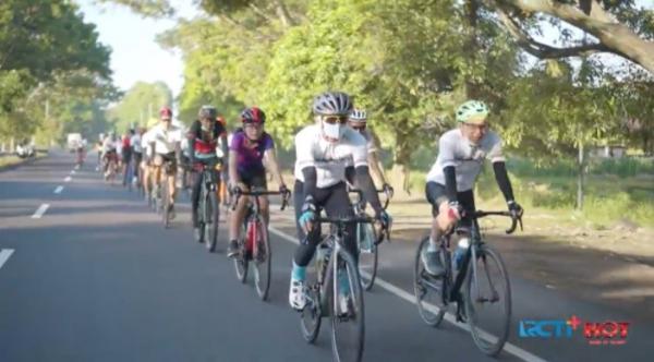 Wawali Surabaya Armuji bersepeda serta kerap berdialog dengan warga di pinggir jalan untuk menyerap aspirasinya. (Foto: SINDOnews/Aan Haryono)