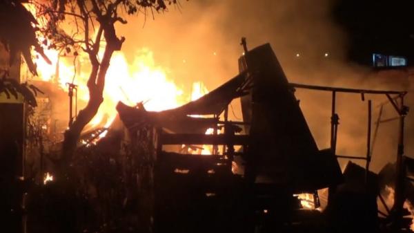 Kebakaran di Padangsidimpuan, Sumut. Lima rumah dilalap sijago merah (Indra Mulia Siagian/iNews)