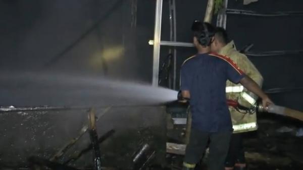 Kebakaran-4 Petugas mencoba memadamkan kebakaran di rumah Nenek Mangin di Grobogan Jateng (Rustaman Nusantara/iNews)